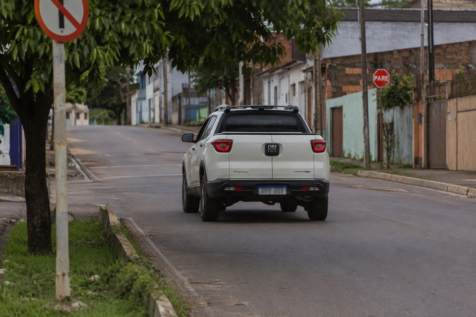 Motorista de Fiat Toro bate na traseira de veículo e foge pela contramão em Cacoal, RO