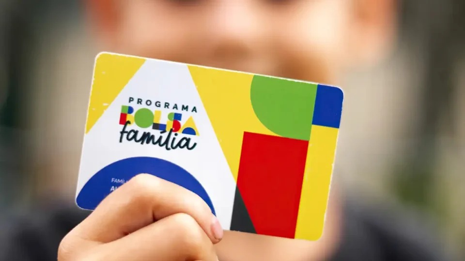 Bolsa Família sobe de R$ 600 para R$ 691 e reajuste a 17 dias da eleição gera debate sobre uso da máquina